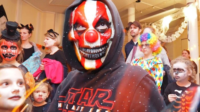 In Klagenfurt trieben die Verkleideten ihren Halloween-Mummenschanz bereits ab dem ersten Einbruch der Dunkelheit. Die Kinder- und die Naturfreunde luden Mittwoch ab 17 Uhr zur Halloween-Kinderparty in das Jugendgästehaus im Univiertel. Nicht verkleidete Eltern kamen auf Wunsch nicht ungeschoren davon. Die Kinder verwandelten sie mit WC-Papier in Mumien.