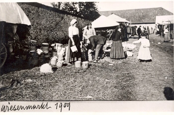 Hafenhändler am St. Veiter Wiesenmarkt 1909.