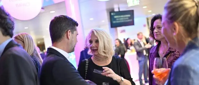 Menschen stehen gesellig beisammen