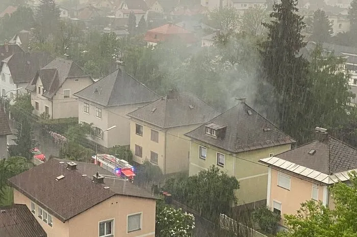 In Klagenfurt schlug ein Blitz in einen Baum ein.