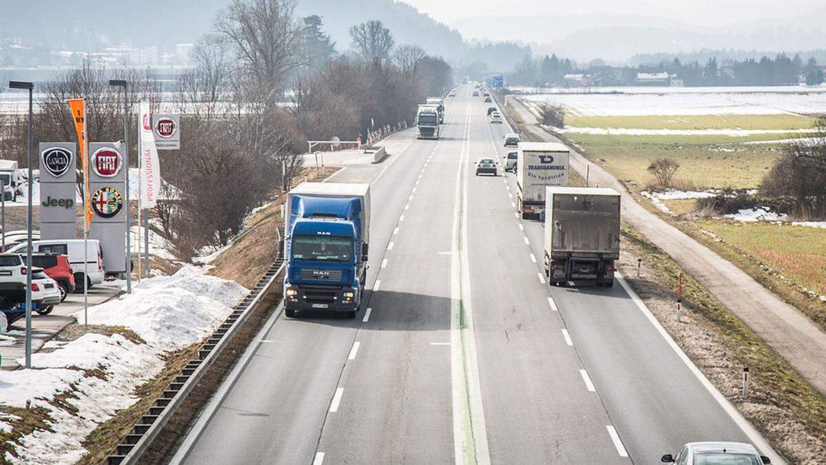 S37-Schnellstraße zwischen Klagenfurt und St. Veit Ausbau zur Autobahn? Blick von der Brücke Tanzenberg Zollfeld Richtung Klagenfurt