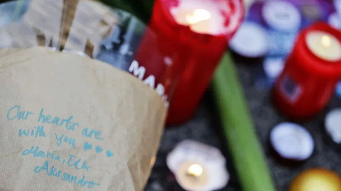 Am Morgen nach dem mutmaßlichen Terroranschlag von Berlin liegt ein kleiner Strauß roter Rosen in der Nähe der Gedächtniskirche. Ein paar Kerzen brennen. Weiträumig ist der Ort des Grauens am Breitscheidplatz in der zum Einkaufengehen beliebten City-West mit rot-weißen Bändern abgesperrt. Polizisten laufen Streife. "Es ist furchtbar", sagt die 31-jährige Aileen geschockt. "Ich war am Montagabend auf dem Weihnachtsmarkt verabredet, konnte aber nicht hin, weil ich kränklich war", sagt die Kauffrau auf dem Weg zur Arbeit. "Es hätte auch mich treffen können."  