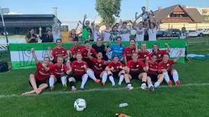 Die Frauen vom SV Straßgang mit dem eigenen Fanklub