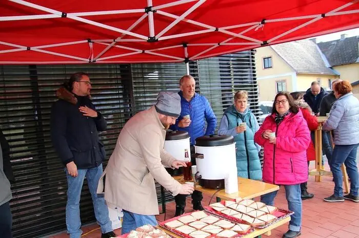Und zahlreiche Bewohner nahmen die Einladung gerne an. Bei köstlichen Brötchen, belegt mit dem traditionellen Sauschädl-Fleisch, Gulaschsuppe, Glühwein oder Tee ließ man das abgelaufene Jahr Revue passieren und lachte über so manche lustige Begebenheit.