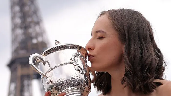 ... der Pokal... und der Eifelturm: Traditionell präsentierte Iga Swiatek als Siegerin der French Open am Tag nach dem Triumph den "Coupe Suzanne Lenglen" vor dem Eifelturm.