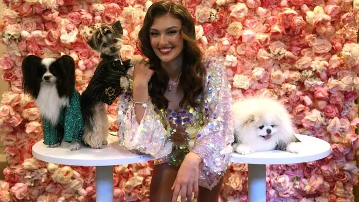 Am 19. Mai lud Hundemoden-Designer Anthony Rubio zur dritten jährlichen Pet Gala in New York. Hunde trugen luxuriöse Outfits, die von den besten Styles der diesjährigen Met Gala inspiriert waren.