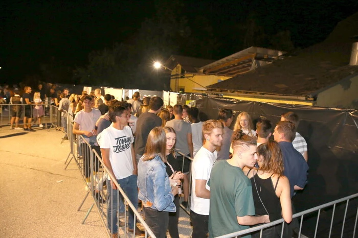 Und es waren am Samstagabend an die 1.300 Nachtschwärmer, die sich in dieser lauen Sommernacht Richtung Festgelände aufgemacht hatten.