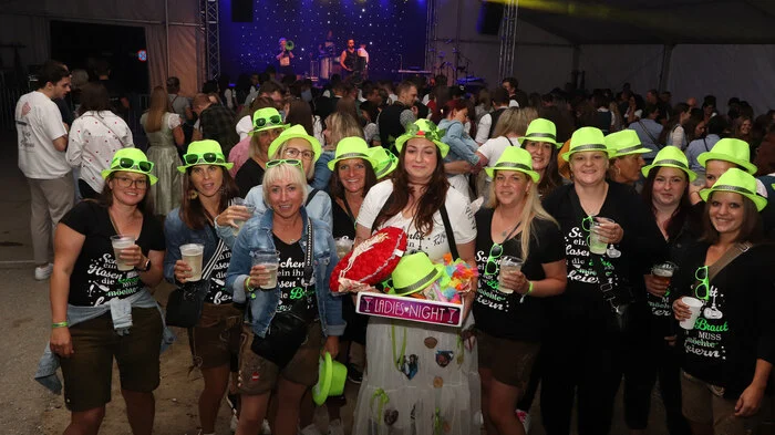 Daniele „Danni“ Neidhard (Bild Mitte) feierte gemeinsam mit ihren Freundinnen den Polterabend bei der Party. 