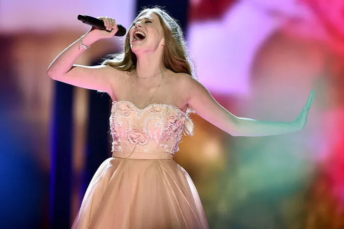 Der lieblichste Auftritt im ersten Semifinale: Zoe aus Wien schaffte es mit "Loin d'ici" nicht unverdient in die Entscheidungsshow am Samstag. 