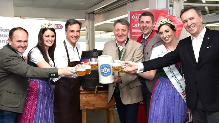 Auch das gehört dazu: Der Grazer Bürgermeister Siegfried Nagl - einer der prominenten Teilnehmer des Wirtschaftsgesprächs zum Thema "Sport und Wirtschaft" - schlug ein Fass Bier an