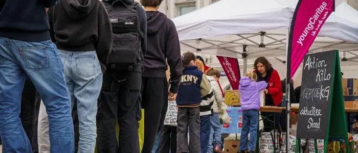 Eine Schlange von Menschen steht vor einem Pavillon
