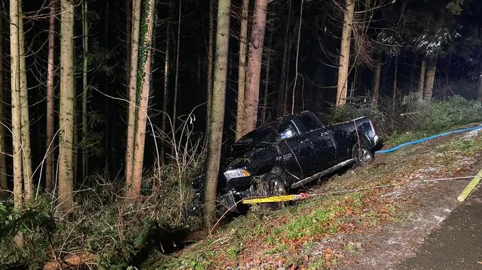 In der Nacht auf Samstag meldete ein Zeuge gegen 23:30 einen Unfall auf der Gemeindestraße am Rothberg in Kirchberg an der Raab...