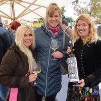 Die TAU-Winzer präsentierten ihren neuen Ortswein auf dem Weingut Engel in Tieschen