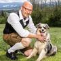 Biobauer Christian, hier mit seinem Australian Shepherd, sucht eine Partnerin