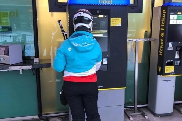 Die 2G-Verknüpfung am Ticketautomaten war gestern aufgrund der fehlenden Software noch nicht möglich. Doch über Nacht gab es eine Art "Adventbeglückung". "In der Nacht wurde uns für die Planai-Ticketautomaten eine Vorabversion für das System Verquickung Grüner Pass und Skipass übermittelt", so Planaibahnen-Chef Georg Bliem. Das IT- und Kassenteam hat das aufbereitet, sodass auch die Ticketautomaten heute früher als geplant in Betrieb gehen konnten.