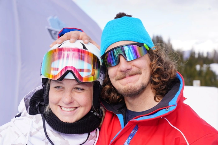 Schwimm-Ass Lisa Zaiser und Kofla Hohne, der neue Werbebotschafter des Goldecks.