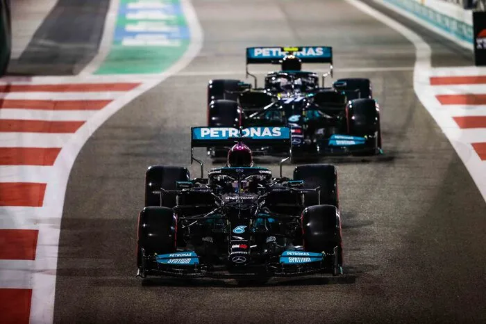 Nach nicht einmal zehn Runden bauen die weichen Reifen bereits ab. Hamilton hat seinen Vorsprung auf 2,7 Sekunden ausgebaut.