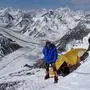  Gipfelstürmer Wenzl in einem Hochlager (rechts) vor dem Panorama des Baltoro-Gletschers