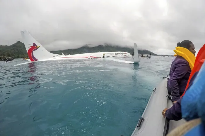 Warum die Boeing 737-800 im Wasser landete, war zunächst unklar. Möglicherweise hatte sie einen technischen Defekt, vielleicht war es auch ein Pilotenfehler. Die staatliche Fluggesellschaft aus Papua-Neuguinea verwies in einer Stellungnahme darauf, dass die Sicht für den Piloten wegen starken Regens sehr schlecht war.