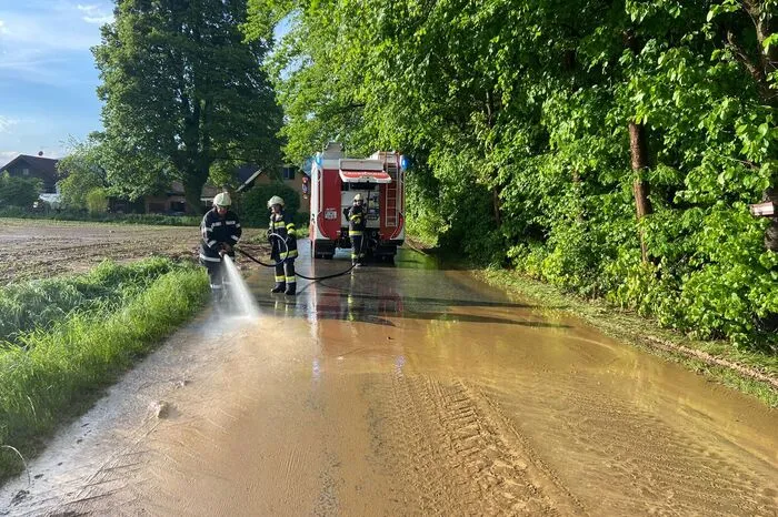 Am Sonntagnachmittag mussten die Feuerwehren Bad Schwanberg und Grünberg-Aichegg gleich zu mehreren Einsätzen ausrücken. Aufgrund massiver Regenfälle wurden einige Keller und Straßen überflutet.