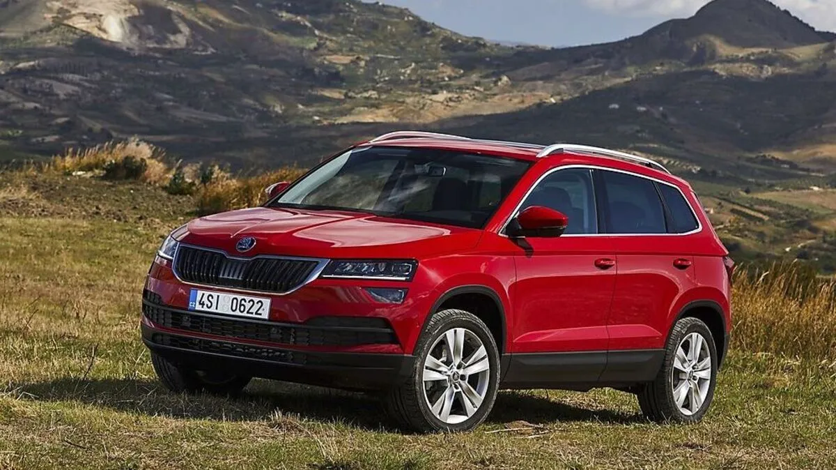 Mit knapp 4,4 Meter Länge parkt der Karoq am oberen Ende der Klasse der kleinen SUV