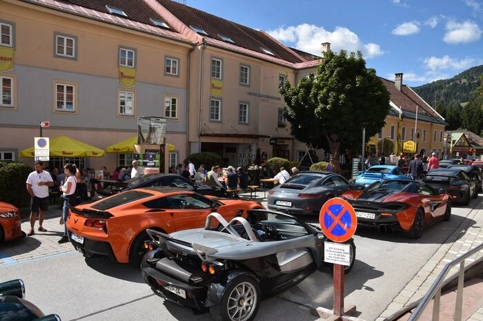Bereichert wurde das Programm mit dem "Internationalen Sportwagentreffen" von Racing und Emotion vor dem Brauhaus, rund 30 Sportwagen aller Klassen hatten Aufstellung genommen. Viele Besucher des Festes zeigten ihr Interesse an den Wagen.