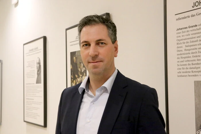 Unter den 110 jungen Erdenbürgern gesehen wurden unter anderen Krankenhaus-Direktor Manfred Kraßnitzer (Foto), Oberarzt Benedikt Nielsen, die leitende Hebamme Bettina Steindorfer, Krankenhaus-Seelsorgeleiter Helmut Writzl sowie zahlreiche Mütter, Väter und Großeltern der Kleinkinder, die übrigens aus ganz Kärnten angereist kamen. 