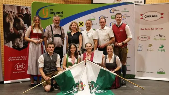 Tanja Hiebler und Viktoria Reisinger (vorne Mitte) bei der Siegerehrung