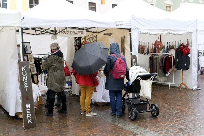 Mit Regenschirm am Hauptplatz angetroffen wurden unter anderen Diakon Oskar Koppitsch, Rallye-Experte Wolfgang Troicher sowie der langjährige Chef-Kameramann des ORF Kärnten, Anton Wieser. 