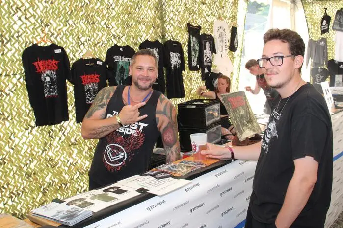 Abgerundet wurde das Festival durch ein Pub-Quiz, eine Karaoke-Show, einen Bierkisten-Weingartenlauf, einen T-Shirt-Contest, Zwergenweitwurf und coole Tattoos.