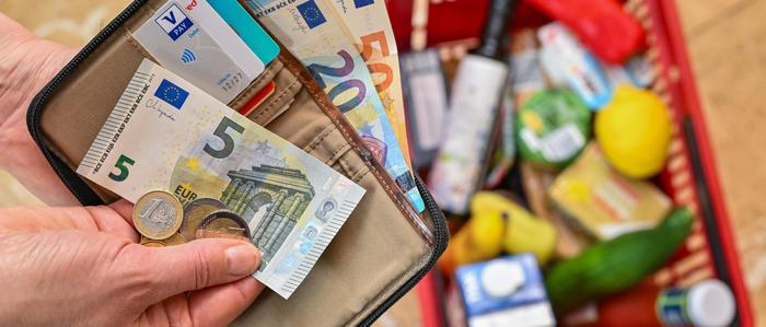 Das Wirtschaftsforschungsinstitut Wifo rechnet damit, dass die Inflation in Österreich erst Mitte 2026 auf den Zielwert der Europäischen Zentralbank (EZB) von zwei Prozent sinken wird