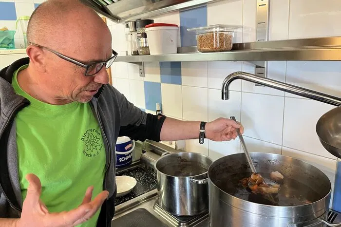 "In meiner Hütte lebt man noch steirische Küche", sagt Hannes Gruber. Mitgekochte Eierschale macht die Rindsuppe besonders klar.