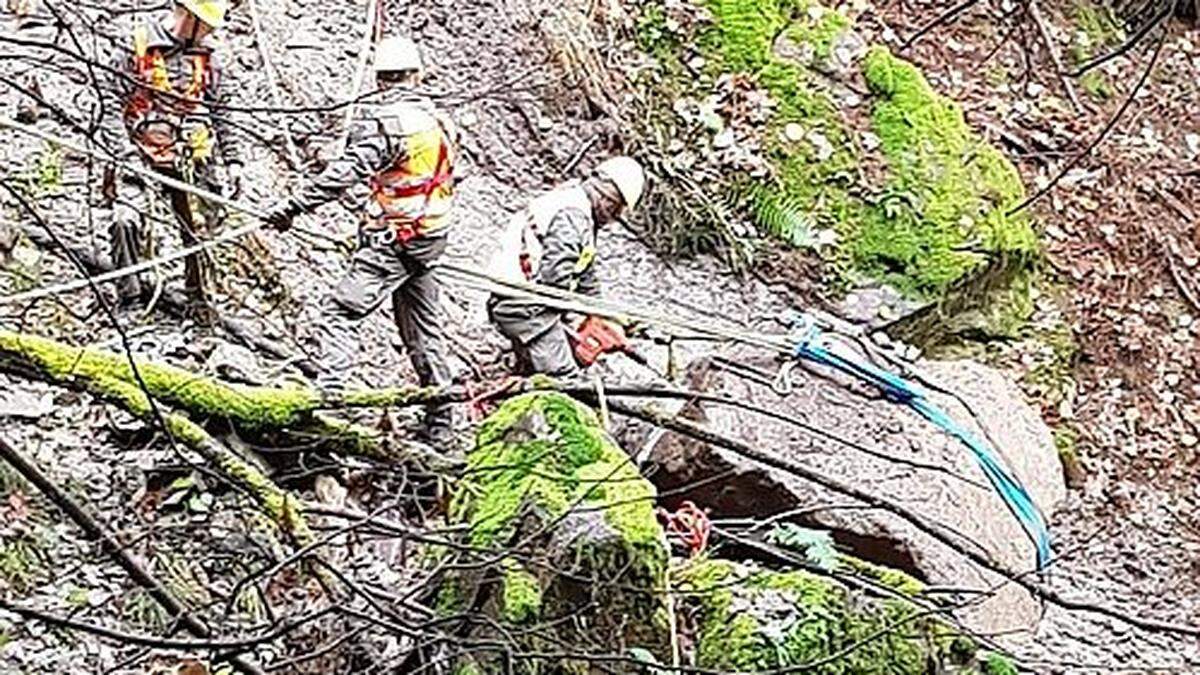 Der Fels wird 200 Meter über steiles Gelände abgeseilt