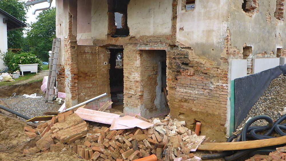Bei einem Totalumbau eines Hauses stürzte die alte Ziegelmauer ein, ein Mann wurde darunter begraben