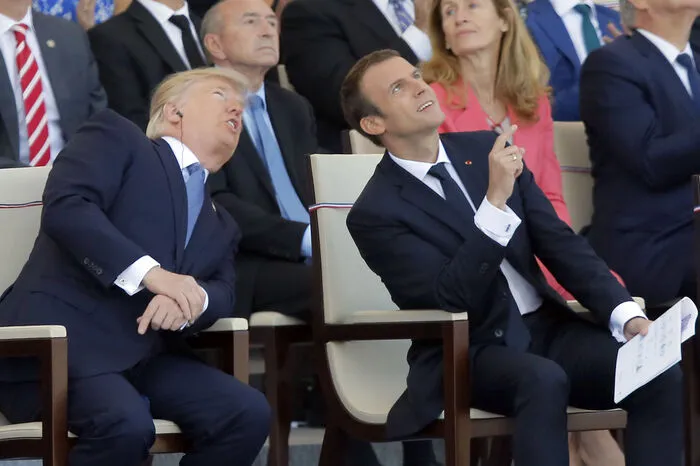 Zuvor war Macron, begleitet von Reitern der Republikanischen Garde, in einem offenen Militärjeep die Champs-Elysees entlanggefahren und hatte den auf den Gehsteigen versammelten Franzosen zugewunken. Der Parade wohnte er dann an Trumps Seite auf der Ehrentribüne auf dem Concorde-Platz bei, zusammen mit seiner Ehefrau Brigitte und Trumps Ehefrau Melania.