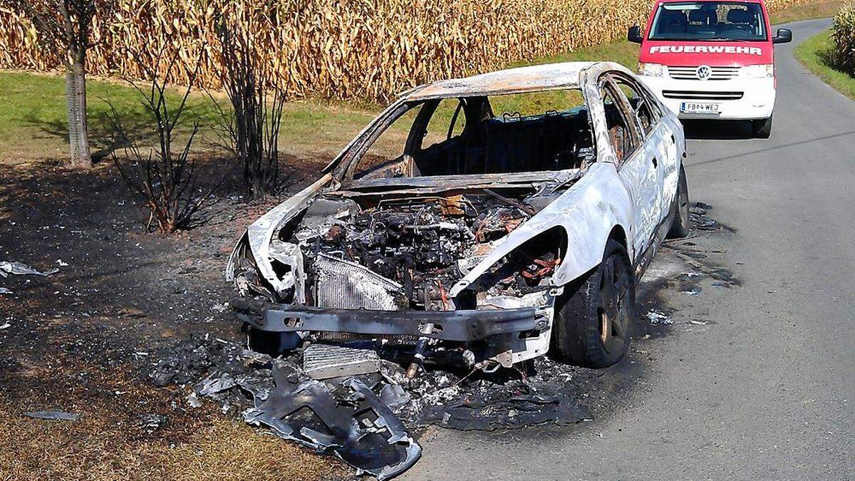 Das Auto des Südoststeirers brannte total aus.