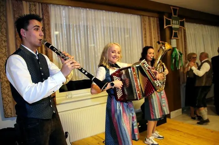 Zahlreiche Gäste aus nah und fern folgten der Einladung, um zu den Klängen der „Geschwister Scharf“ das Tanzbein zu schwingen und sich zu unterhalten.