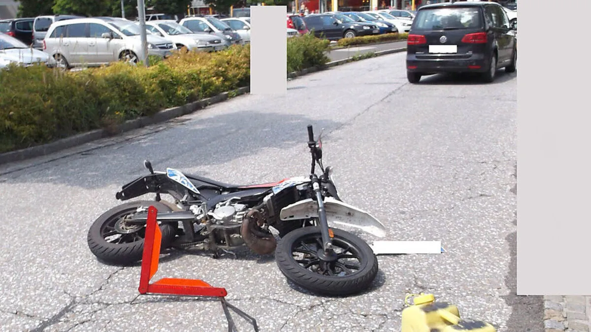 Die Mopedlenkerin wurde bei dem Sturz leicht verletzt