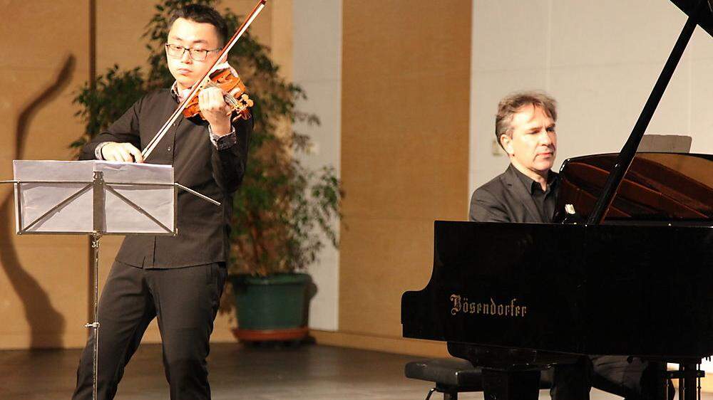 Violinist Ziyu He und Pianist Christopher Hinterhuber