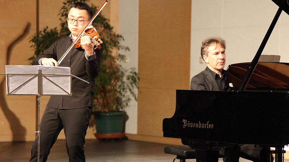 Violinist Ziyu He und Pianist Christopher Hinterhuber