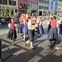 Kinder in Tracht, die tanzen