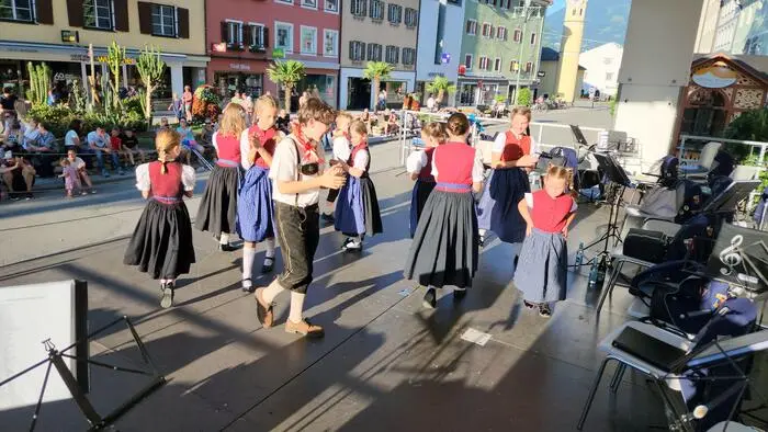 Kinder in Tracht, die tanzen