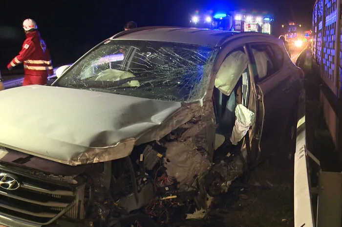 Der Pkw-Fahrer wurde schwer verletzt und musste aus seinem Auto befreit werden