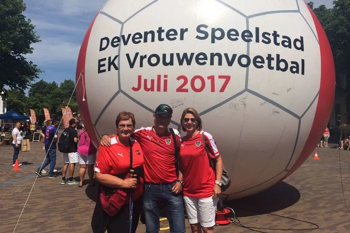 Die Familie von Spielerin Sarah Zadrazil: Susanne, Ingo (Eltern) und Franziska Zadrazil (Großmutter) sind seit Freitag hier und werden alle Gruppenspiele besuchen.