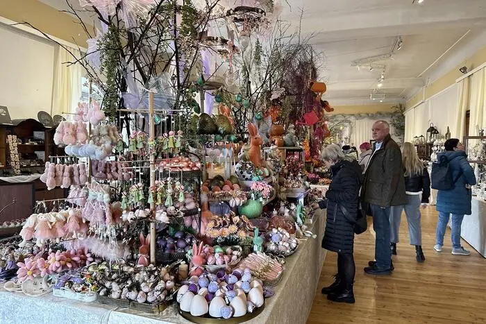 Im Prunksaal versteckt sich der Osterhase zwischen Frühlingsblumen, Gräsern und bunten Ostereiern.