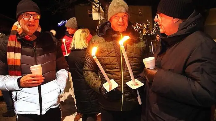Mehrere hundert Bärnbacher und Bärnbacherinnen nahmen am Silvesterabend an der traditionellen Fackelwanderung in Bärnbach teil.  „Auch heuer haben wir wieder ausgesprochen viele Besucher, die mitmachen“, freute sich Bürgermeister und Landtagsabgeordneter Jochen Bocksruker (Mitte), der die Teilnehmer begrüßte.
