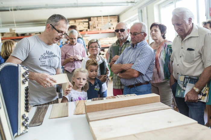 Die Besucher bekamen die Gelegenheit bei Firmenführungen einen Blick hinter die Kulissen der Werkstatt zu werfen. 