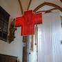 Das rote Kreuz vor weißem Hintergrund, das den Hauptaltar in der Markuskirche in Wolfsberg während der Fastenzeit verhüllt, ist Zeichen des Leidens, aber auch der Erlösung