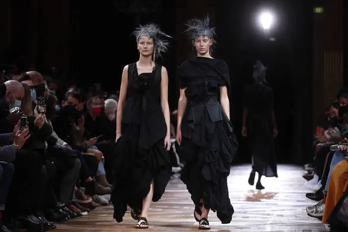 Nicht nur in Knallfarben wirken die langen Kleider, klassisches Schwarz und kreative Details wie Knöpfe und Raffungen verwandeln den Südsee-Look in eine elegante Abendgarderobe.