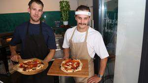 Marcus Cabalier und Florian Taumberger-Millonig mit Pizza-Kostproben